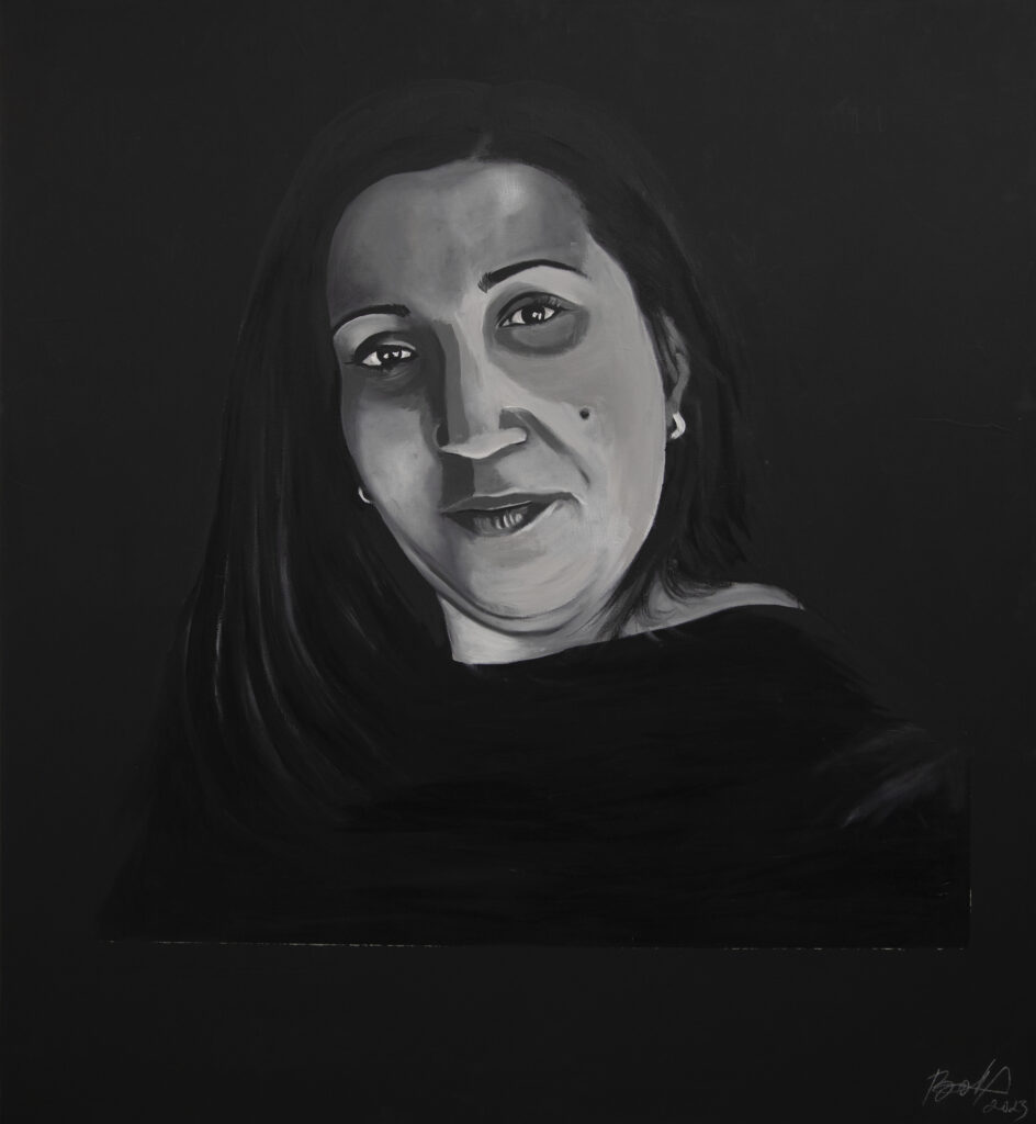 Portrét osoby s dlhými vlasmi zobrazený na tmavom pozadí v monochromatickom výtvarnom spracovaní.