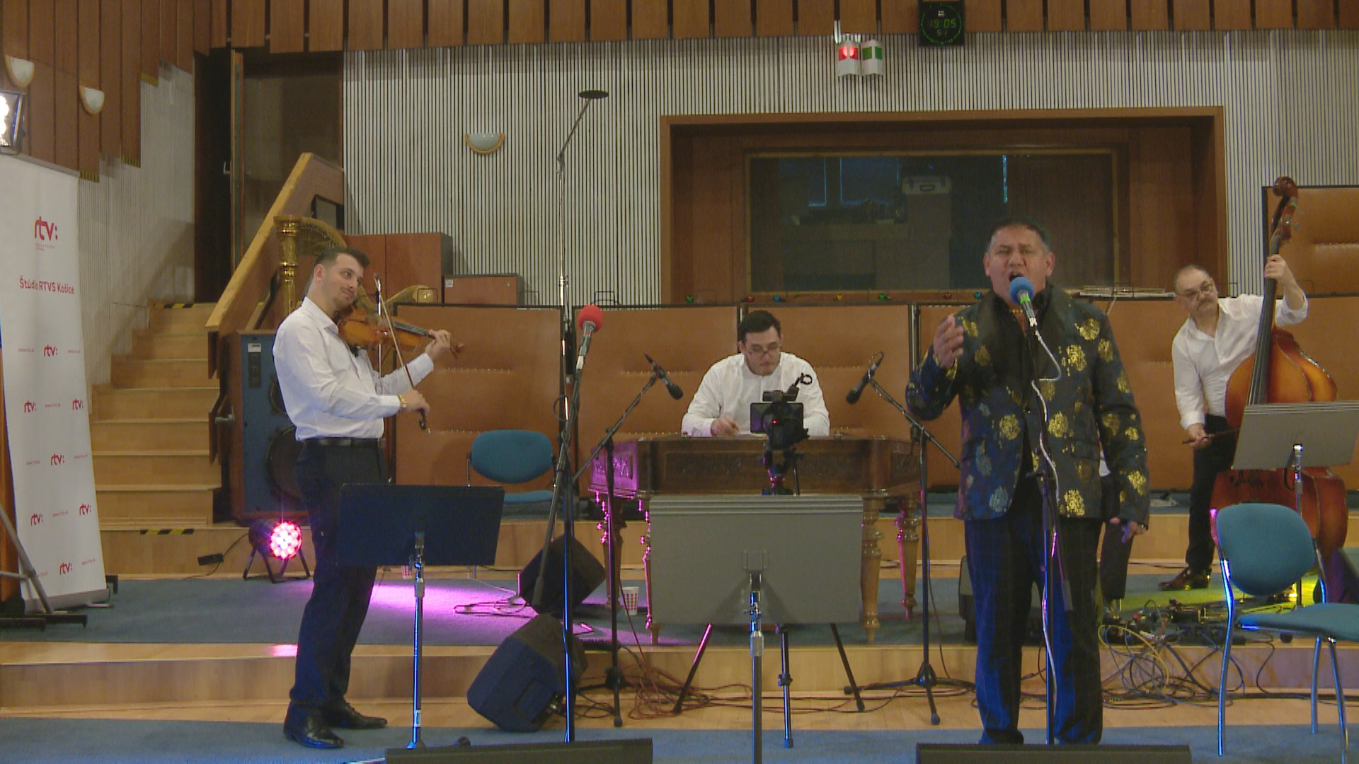 Sendreiovci Gypsy Band – Bašav mange